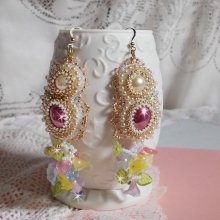 BO Envolée Fleurie ricamato con fiori di lucite, cabochon di resina, perline tonde appiattite, perline e ganci per orecchie in oro 14 carati.